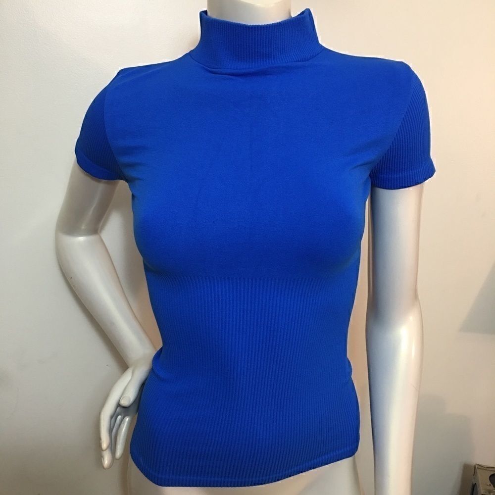 Thick ribbed neck, sleeves, & bottom shaper top‎